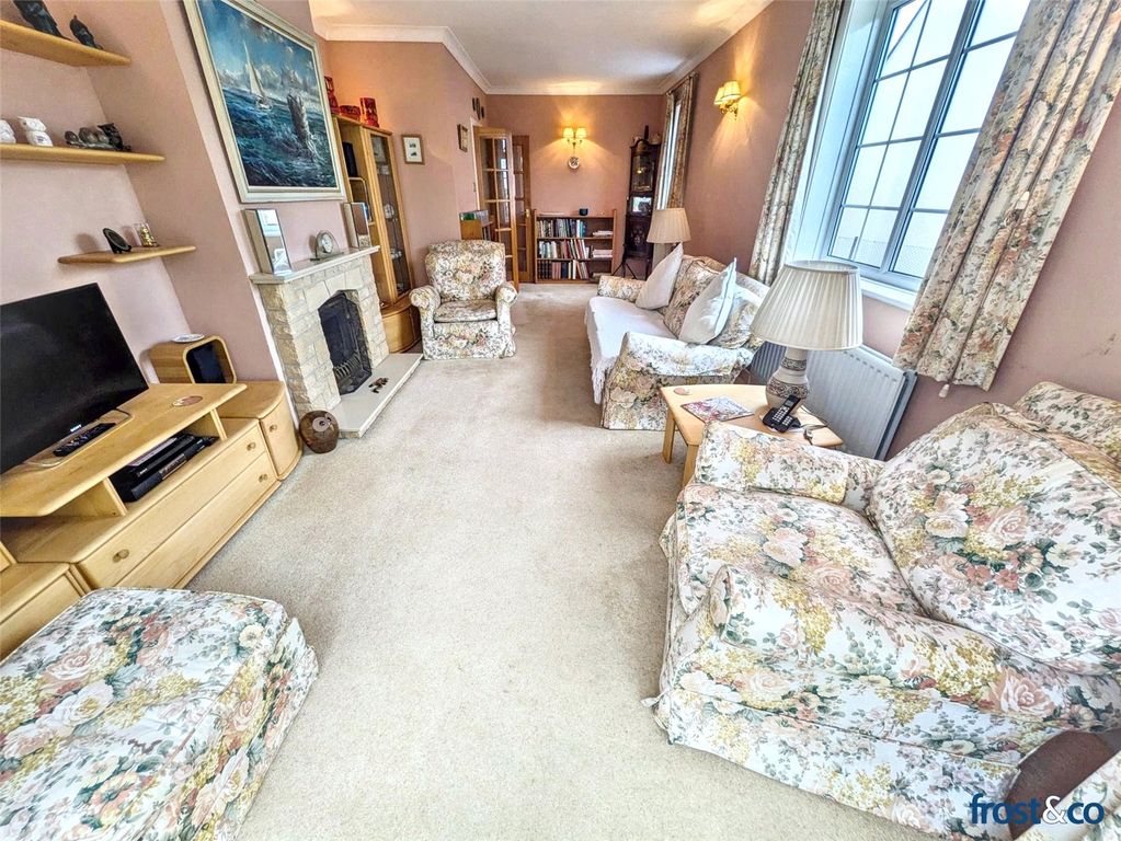 Property photo 3 of 16 Lounge