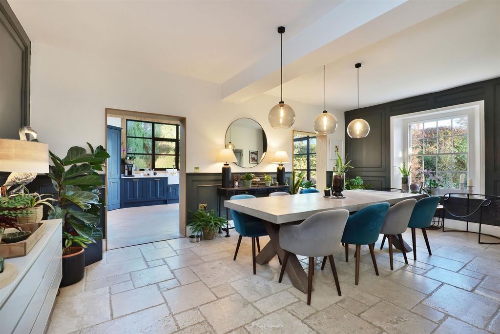 Property photo 2 of 31