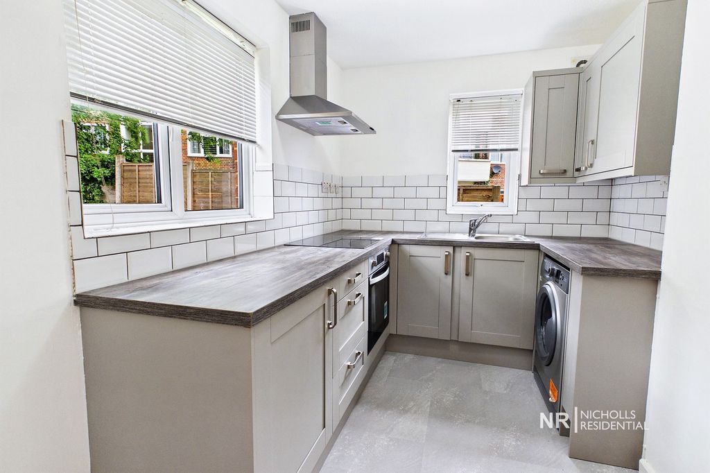 Property photo 2 of 7 Kitchen