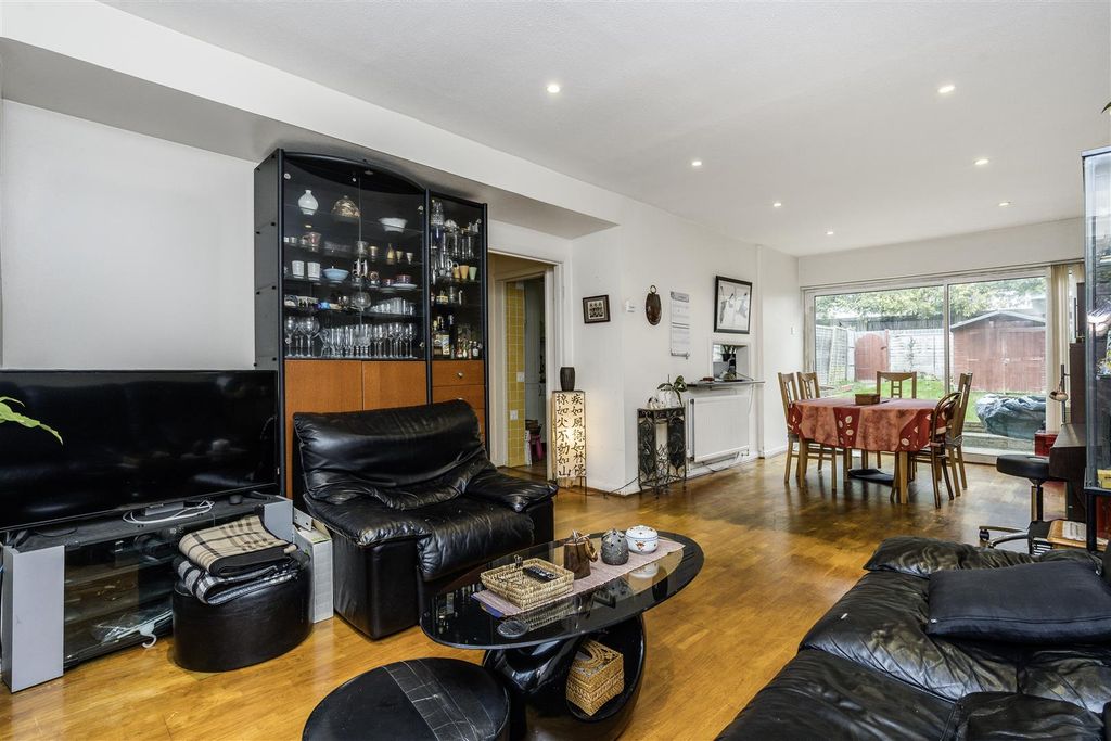 Property photo 3 of 11 Davidson Frost-Wellings, Dfw, Chiltern Avenue, Rec