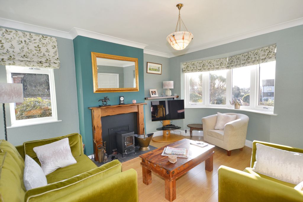 Property photo 3 of 18 Lounge