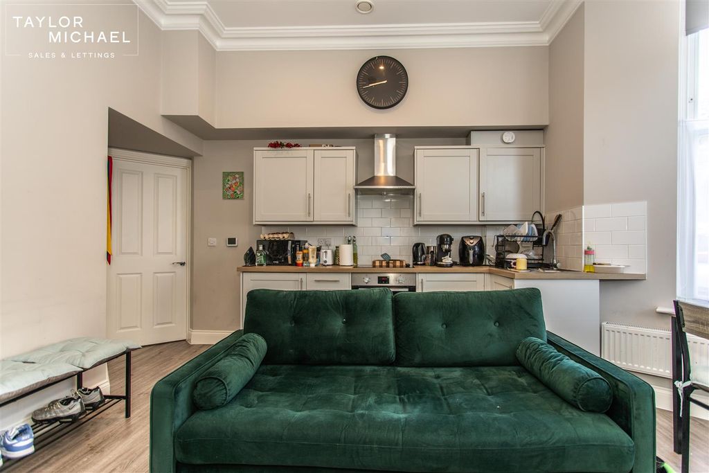 Property photo 2 of 10 Living Room/ Kitchen