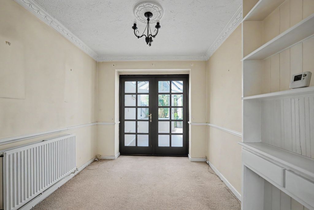 Property photo 3 of 15 16 Devon Drive, Chandlers Ford, Eastleigh, So53 3Gn