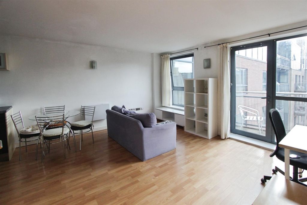 Property photo 1 of 8 F85F96d0-Living 20Area.Jpg