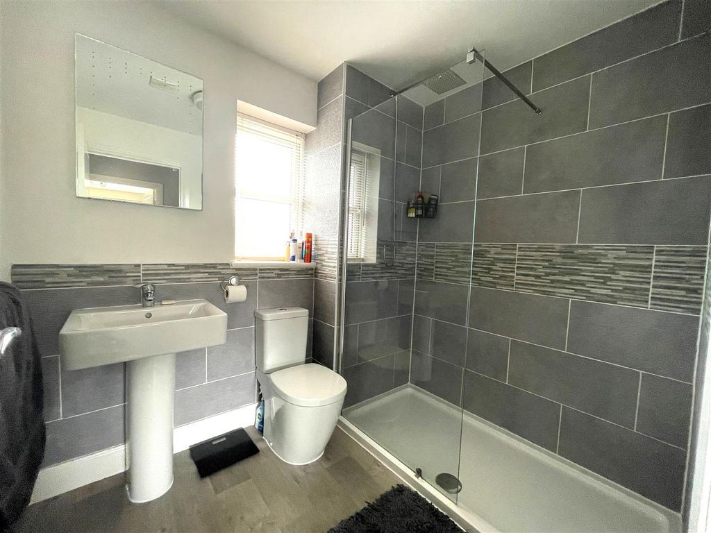 Property photo 1 of 12 Bathroom.Jpg