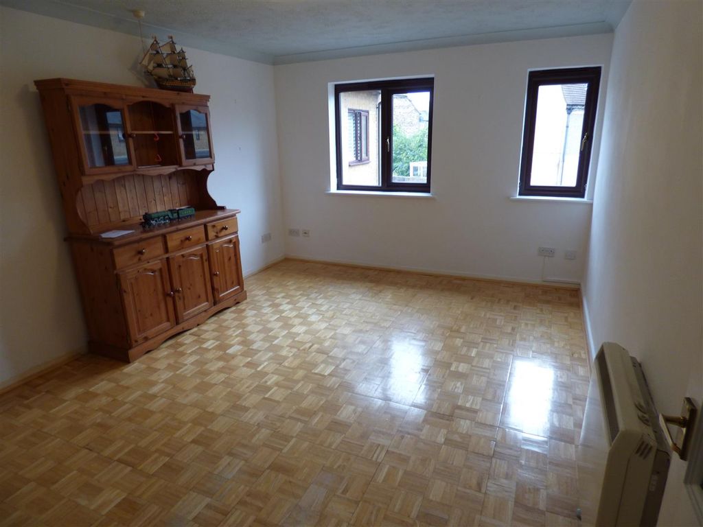 Property photo 3 of 14 Lounge