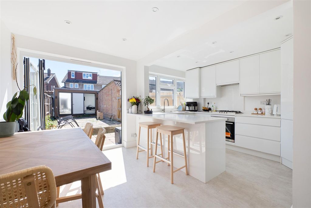 Property photo 2 of 18 Chudleigh Gardens 7-004.Jpg