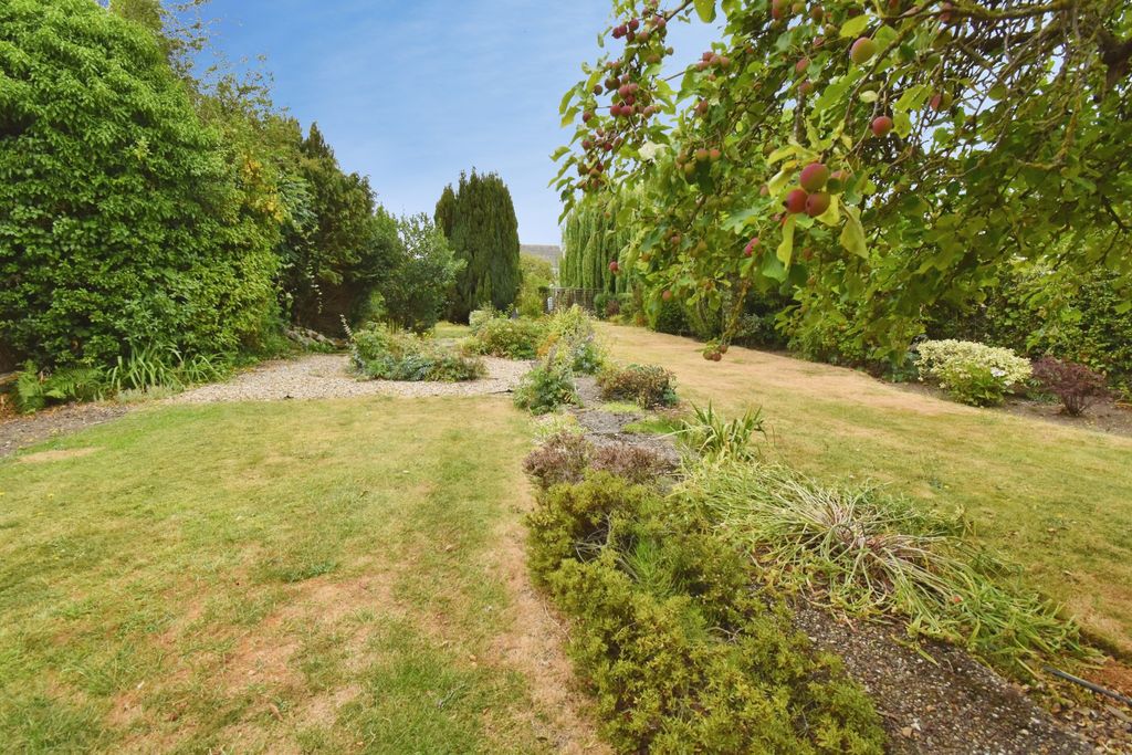 Property photo 2 of 18 Gardens