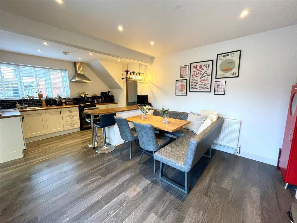 Property photo 3 of 21 Kitchen 5.Jpg