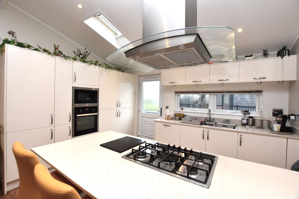 Property photo 2 of 20 Kitchen/Diner