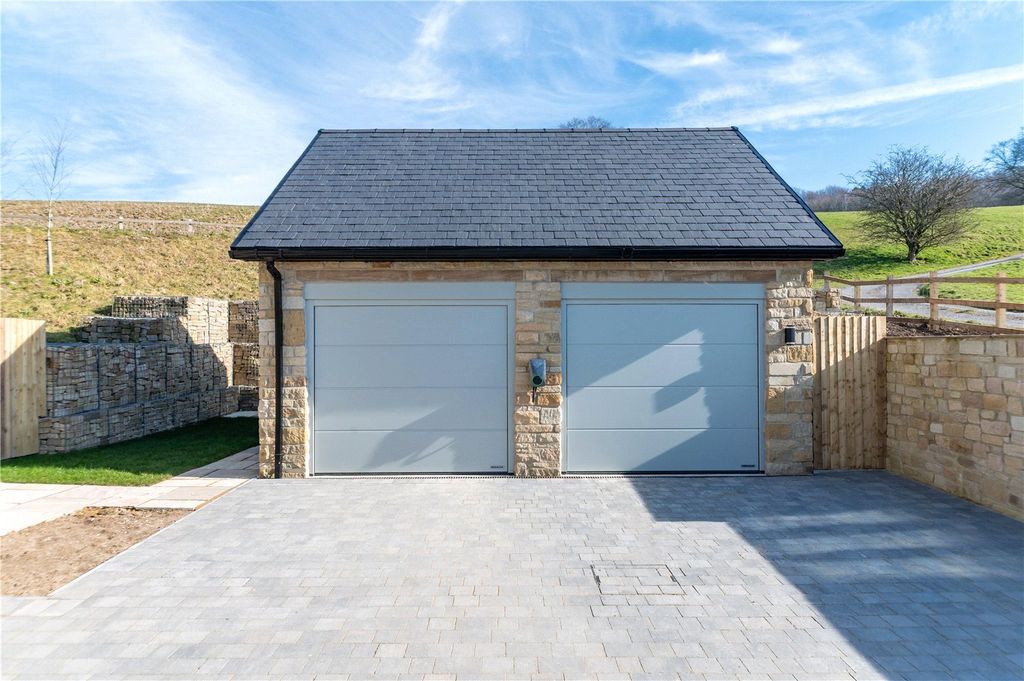 Property photo 3 of 19 Garages