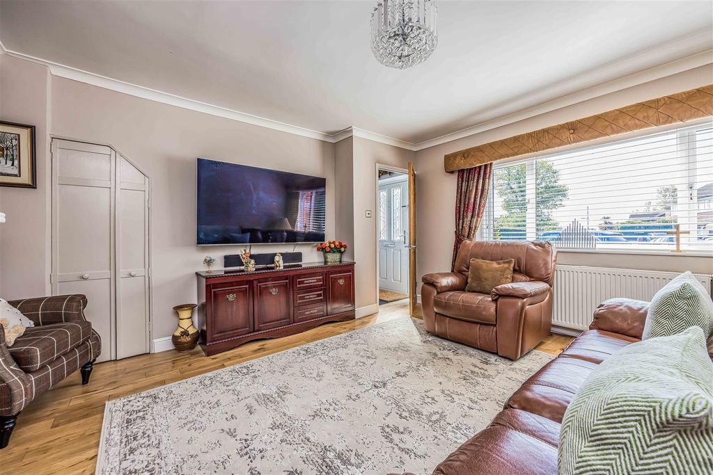 Property photo 3 of 32 Spinney Close, Cowplain-Small-Porticomarketing-Nex