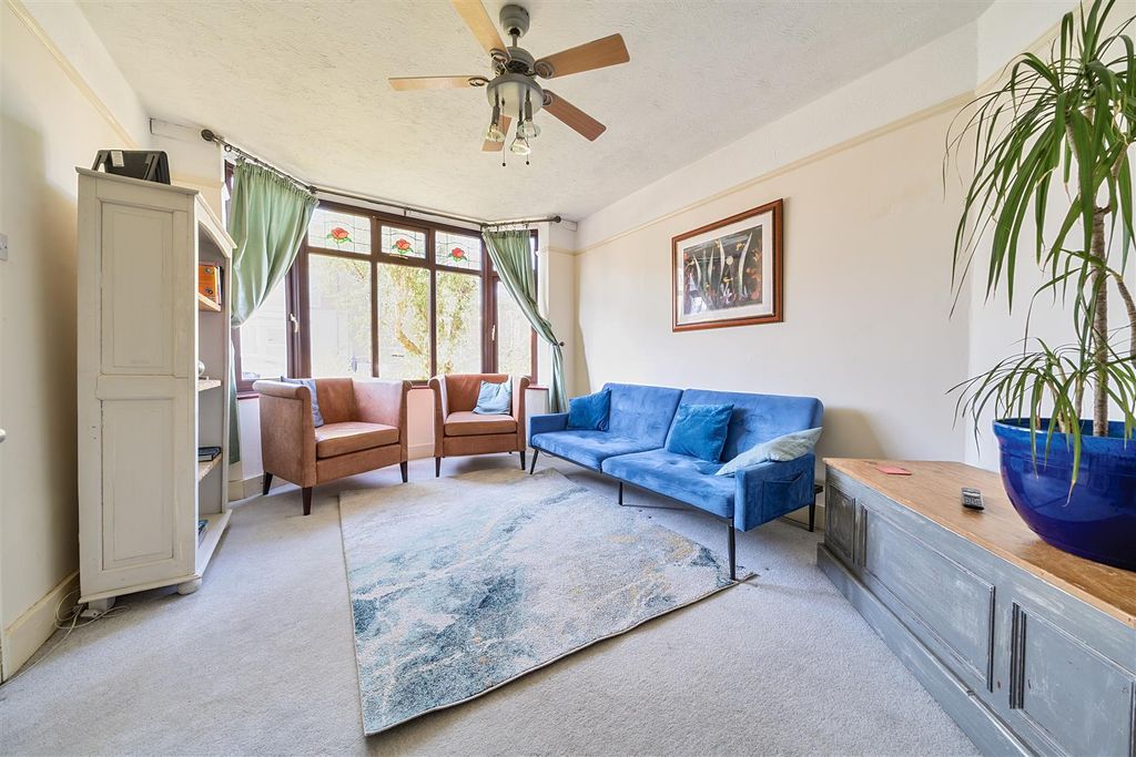 Property photo 2 of 16 Cromwell Road, Whitstable