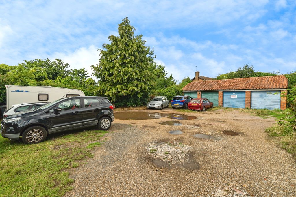 Property photo 3 of 20 Parking