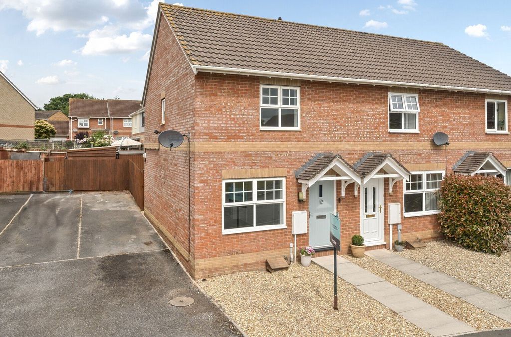 Property photo 1 of 12 8 Dove Close