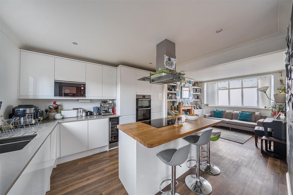 Property photo 3 of 11 Malvern Way - Kitchen Diner.Jpg