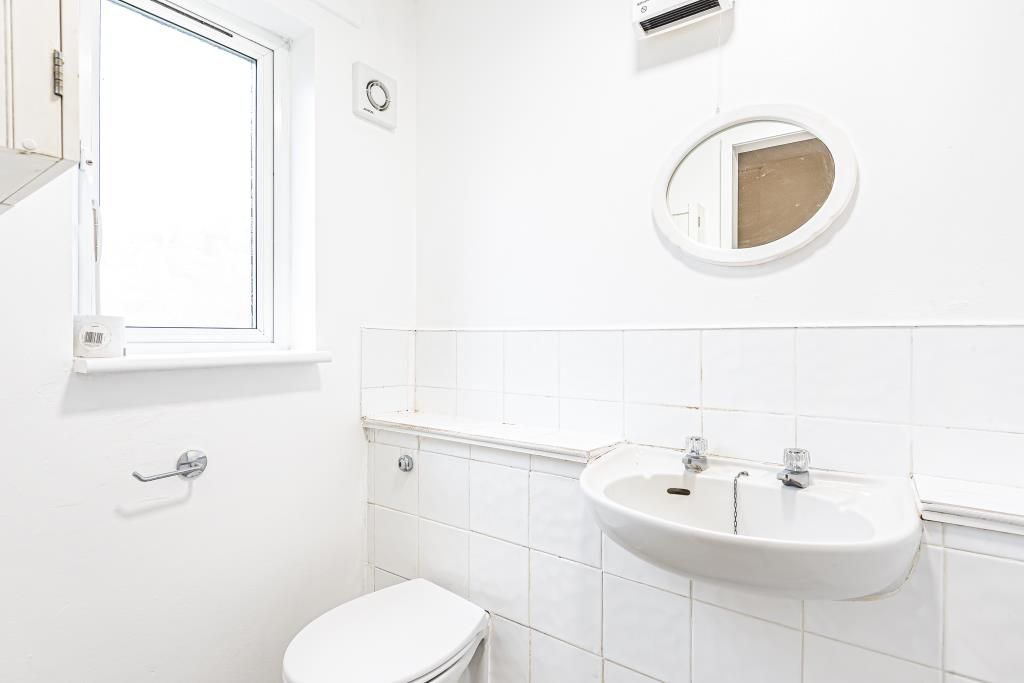 Property photo 2 of 10 Bathroom