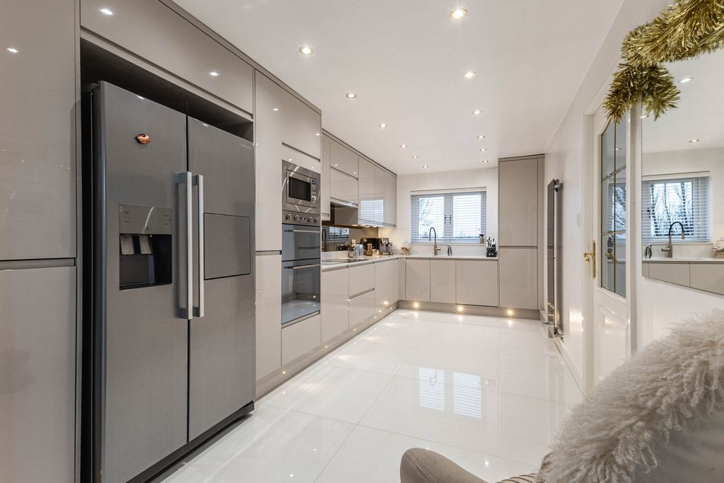 Property photo 3 of 18 Kitchen