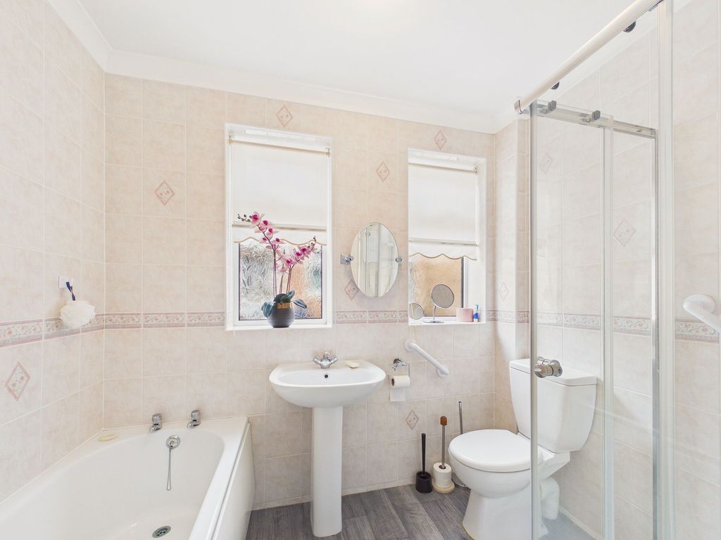 Property photo 3 of 10 Bathroom