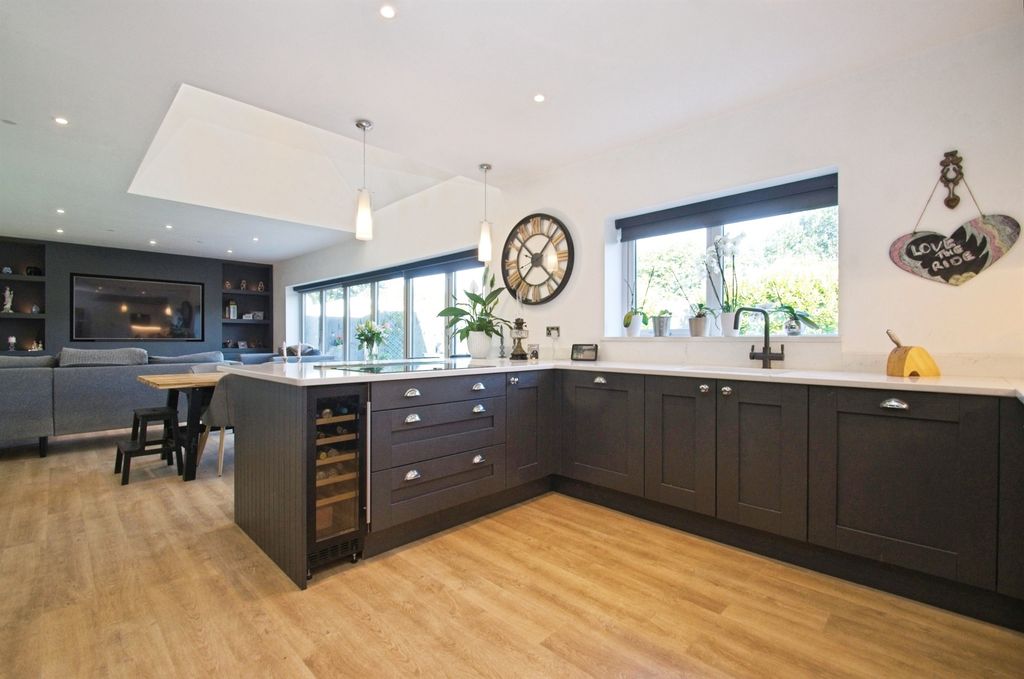 Property photo 3 of 33