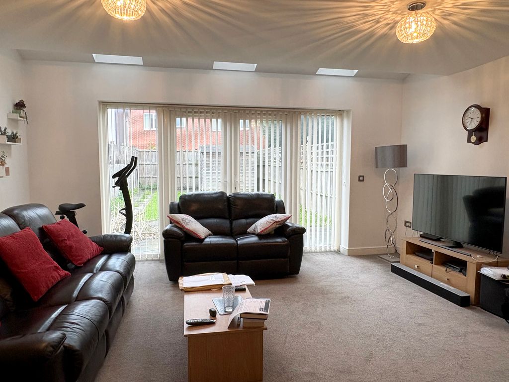 Property photo 3 of 13 Image00021
