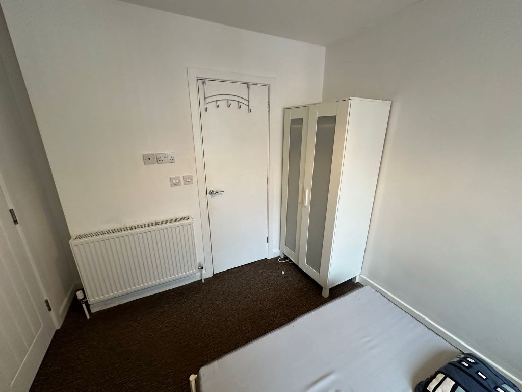 Property photo 3 of 8 Bed d
