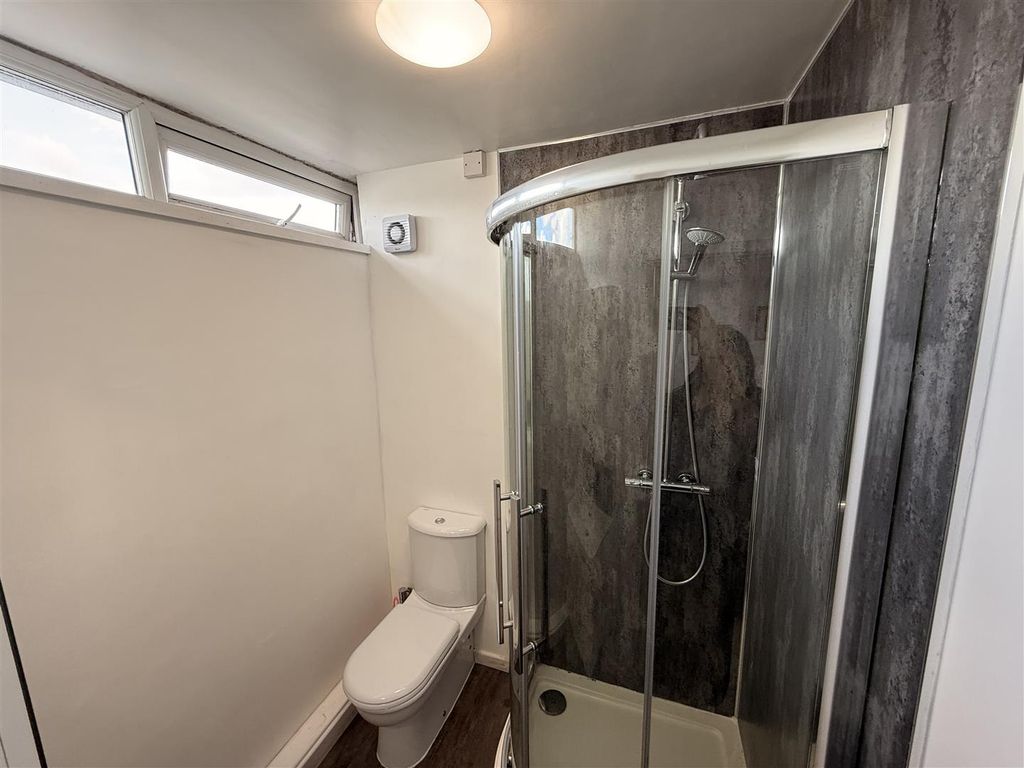 Property photo 3 of 12 Ensuite