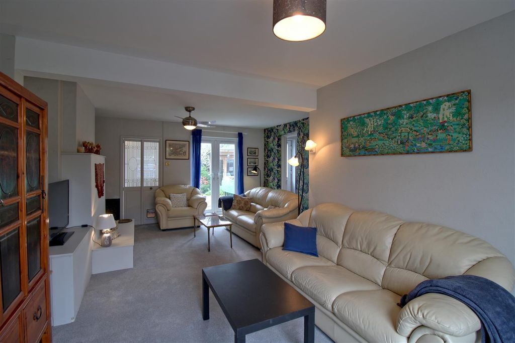 Property photo 3 of 22 Lounge