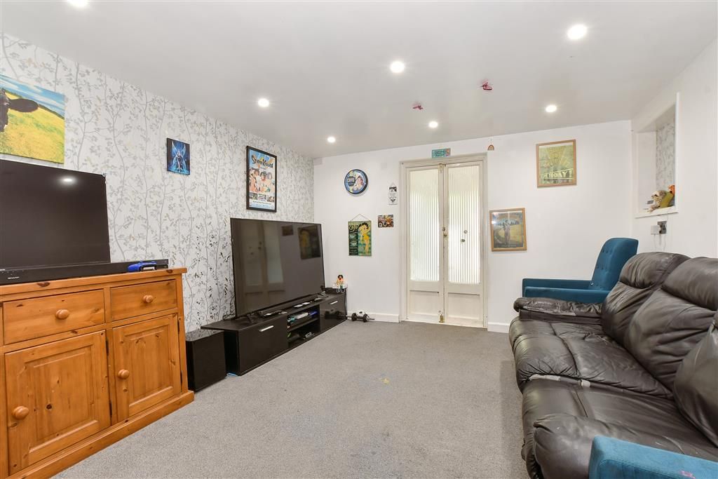 Property photo 2 of 14 Lounge