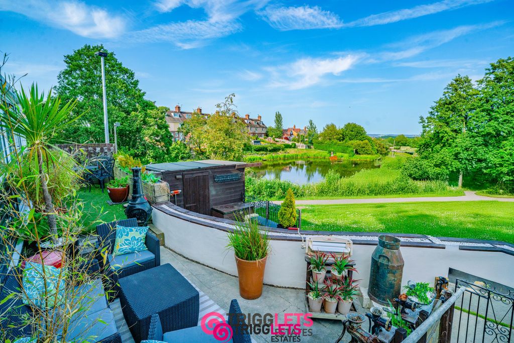 Property photo 2 of 39