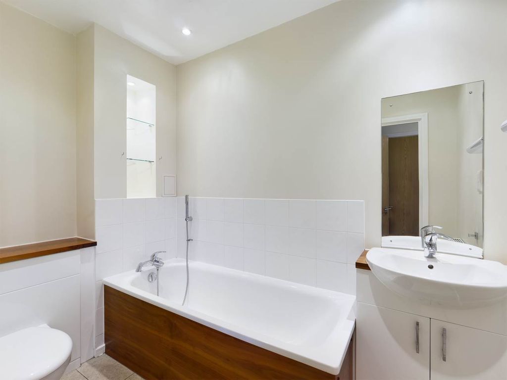 Property photo 3 of 11 Bathroom