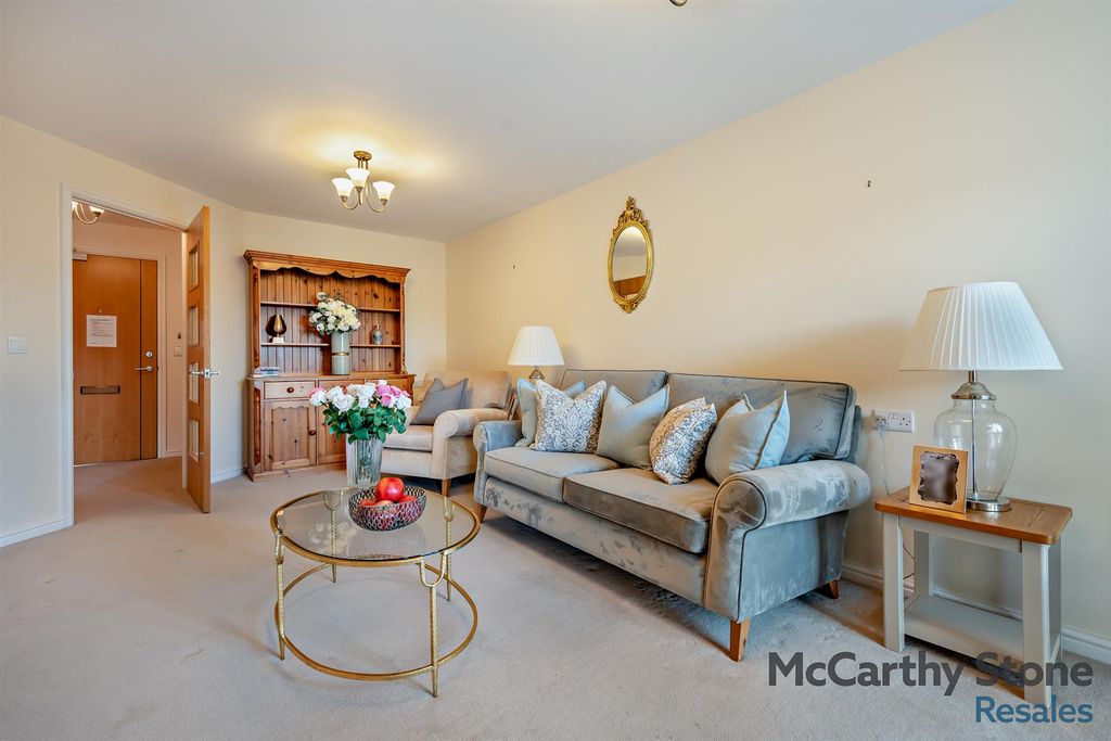 Property photo 3 of 15 8635230-Interior09-800.Jpg
