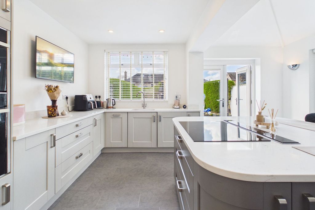 Property photo 2 of 27