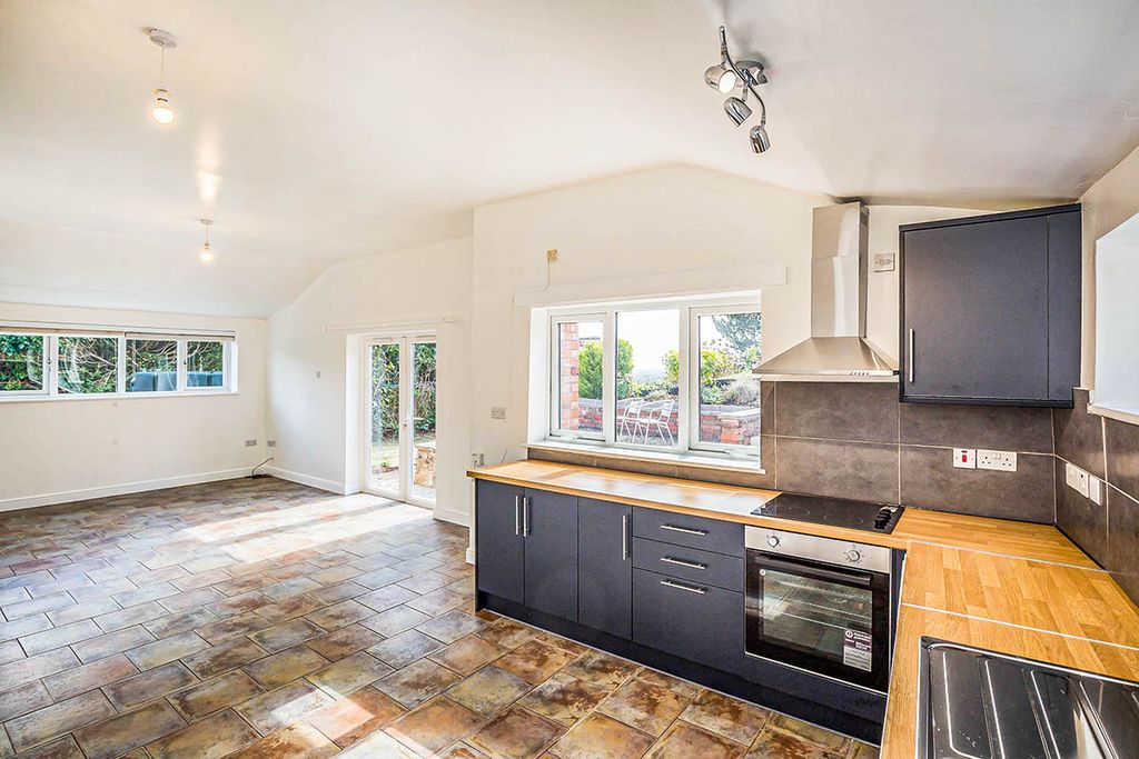 Property photo 2 of 8 Living Room/Kitchen