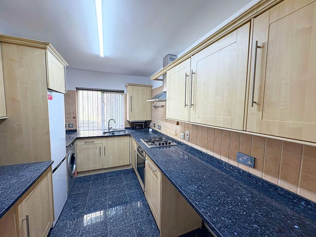 Property photo 3 of 12 Kitchen