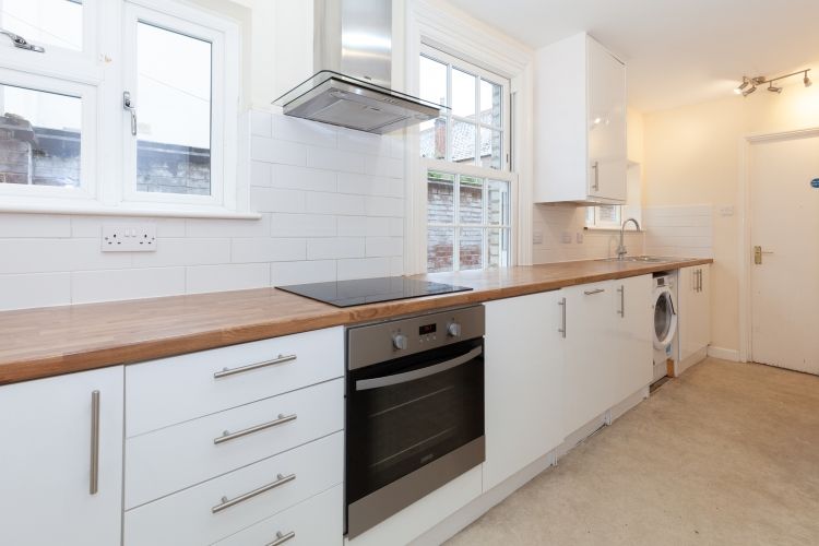 Property photo 3 of 11 Kitchen