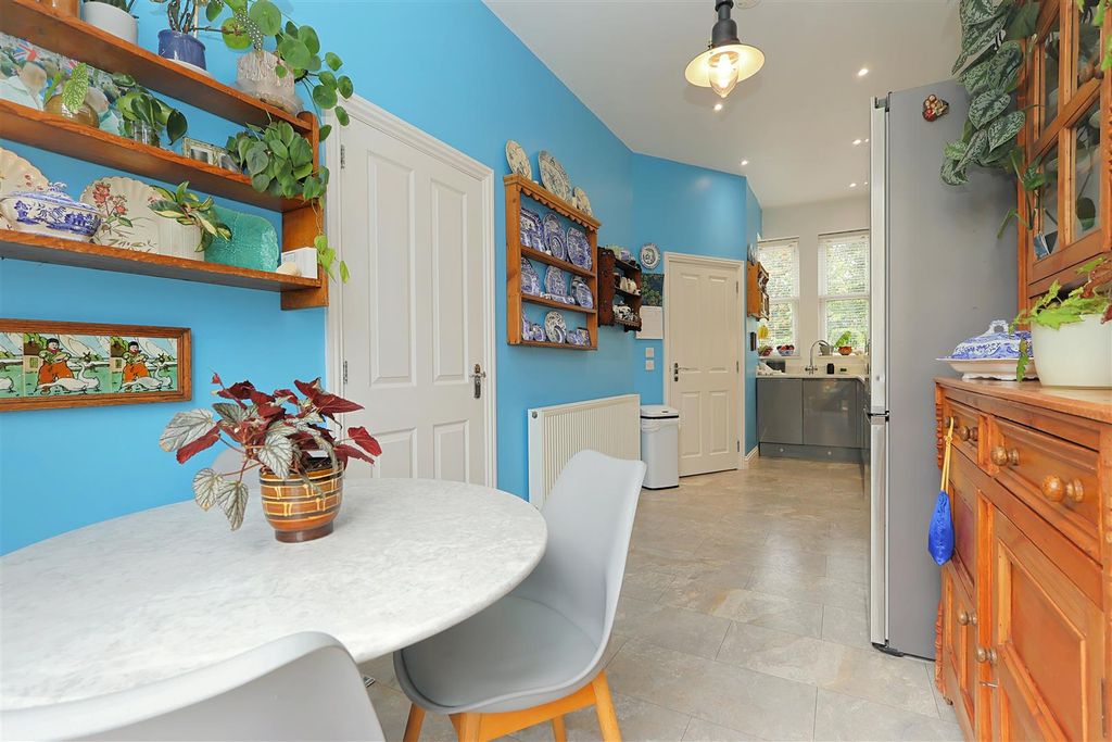 Property photo 3 of 25 Kitchen
