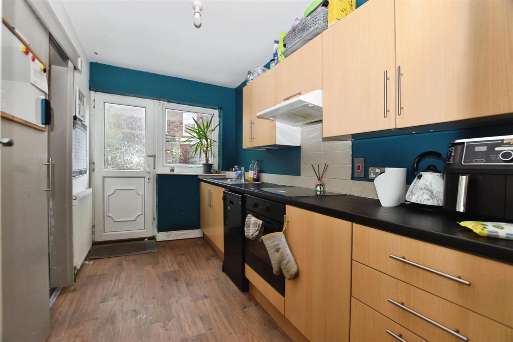 Property photo 3 of 9 Kitchen