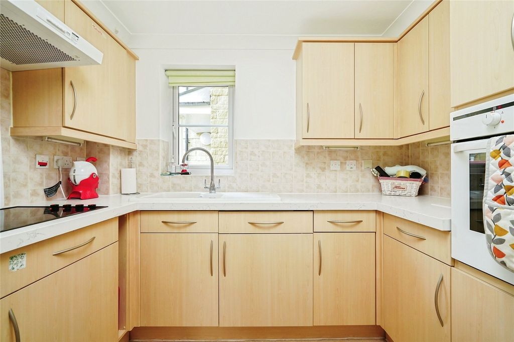 Property photo 2 of 10 Kitchen