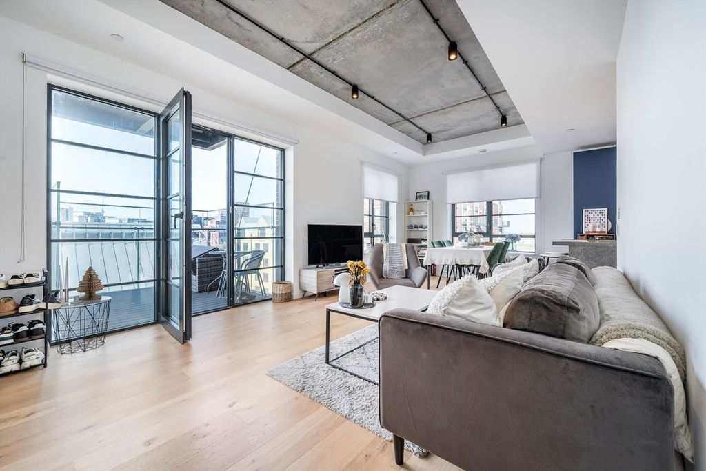 Property photo 2 of 8