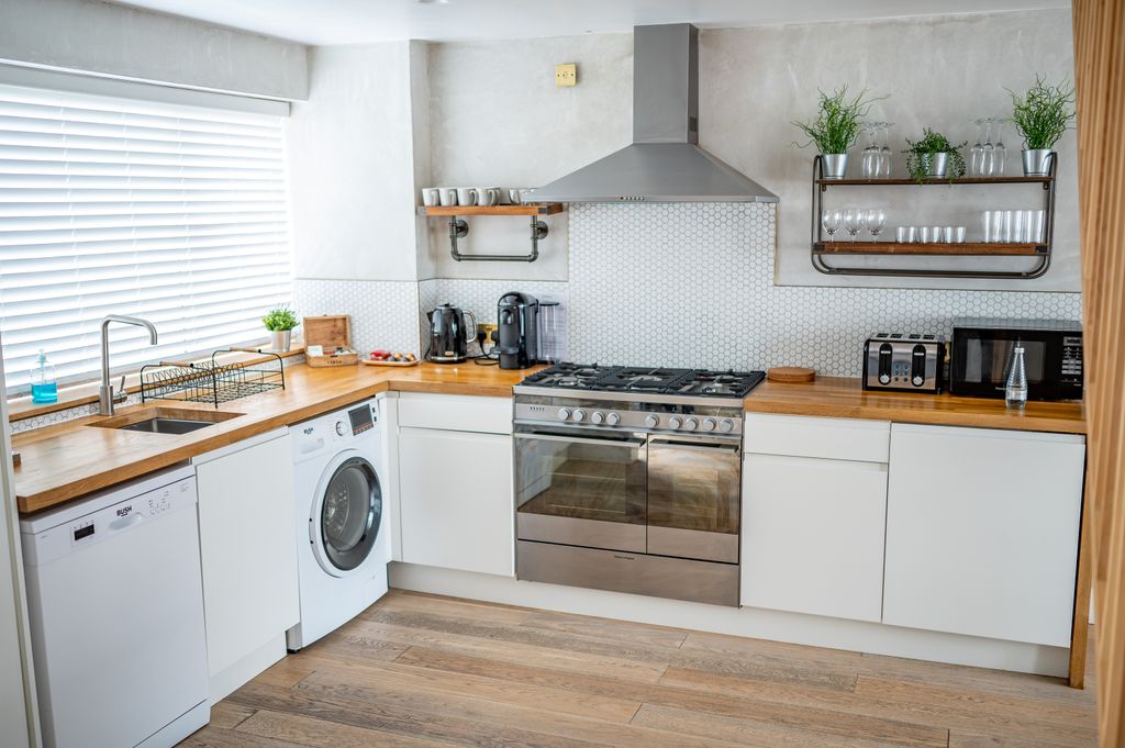 Property photo 2 of 8 Kitchen