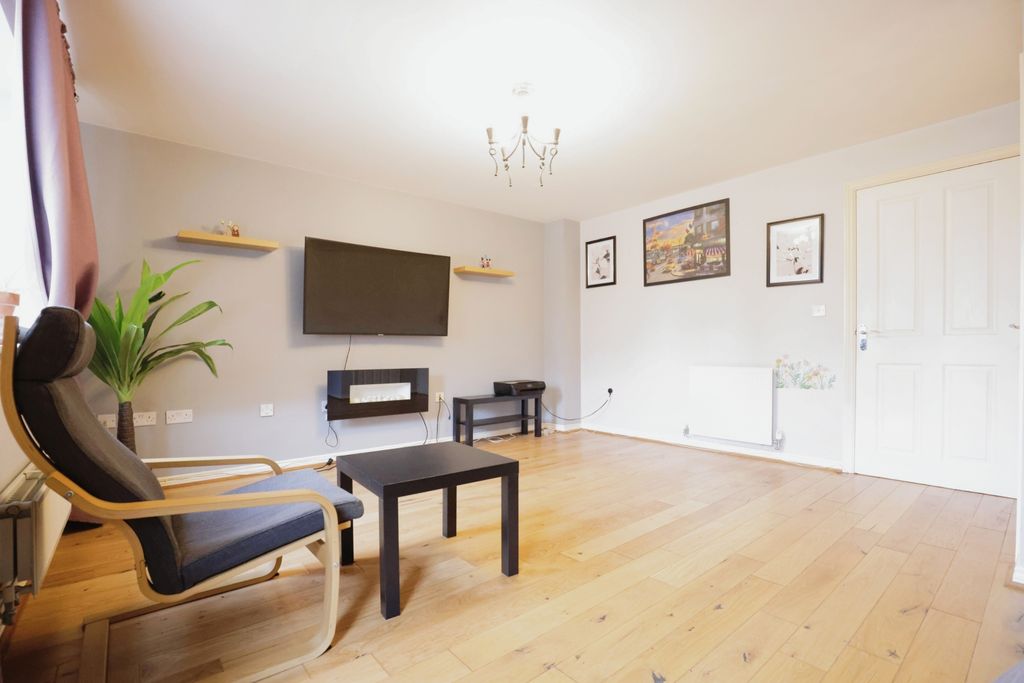 Property photo 2 of 27