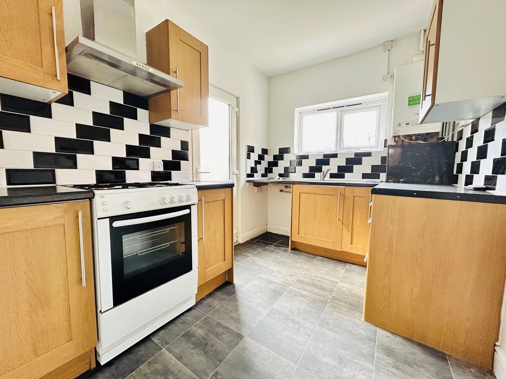 Property photo 3 of 9 Kitchen