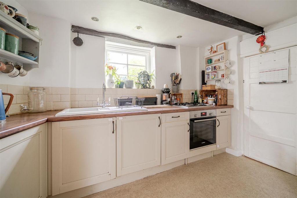 Property photo 3 of 18 Kitchen