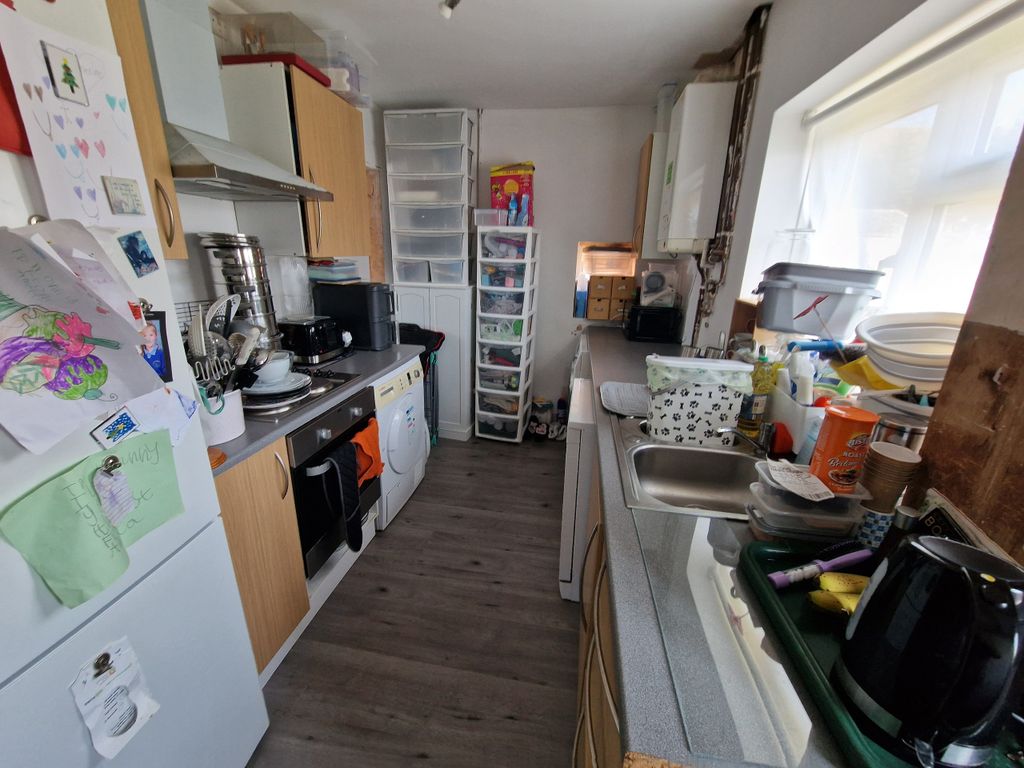 Property photo 3 of 11 Kitchen