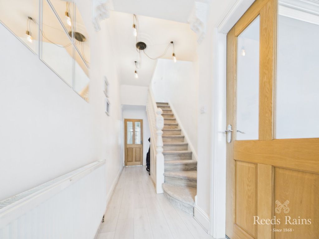 Property photo 3 of 27 Entrance Hall