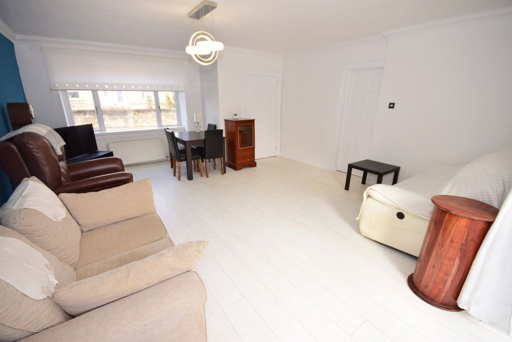 Property photo 3 of 21 Lounge/Dining