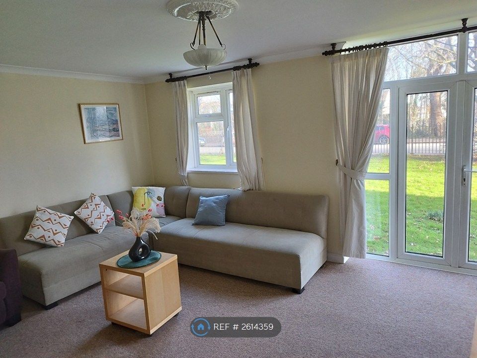 Property photo 1 of 18 Bright Spacious Lounge