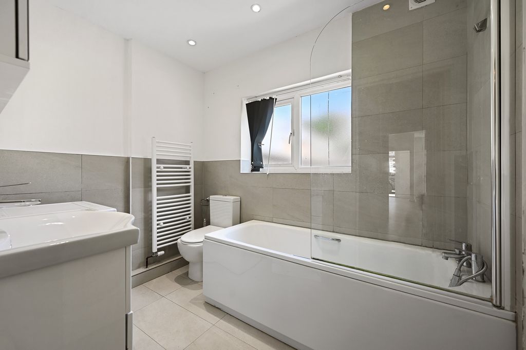 Property photo 2 of 9 Bathroom