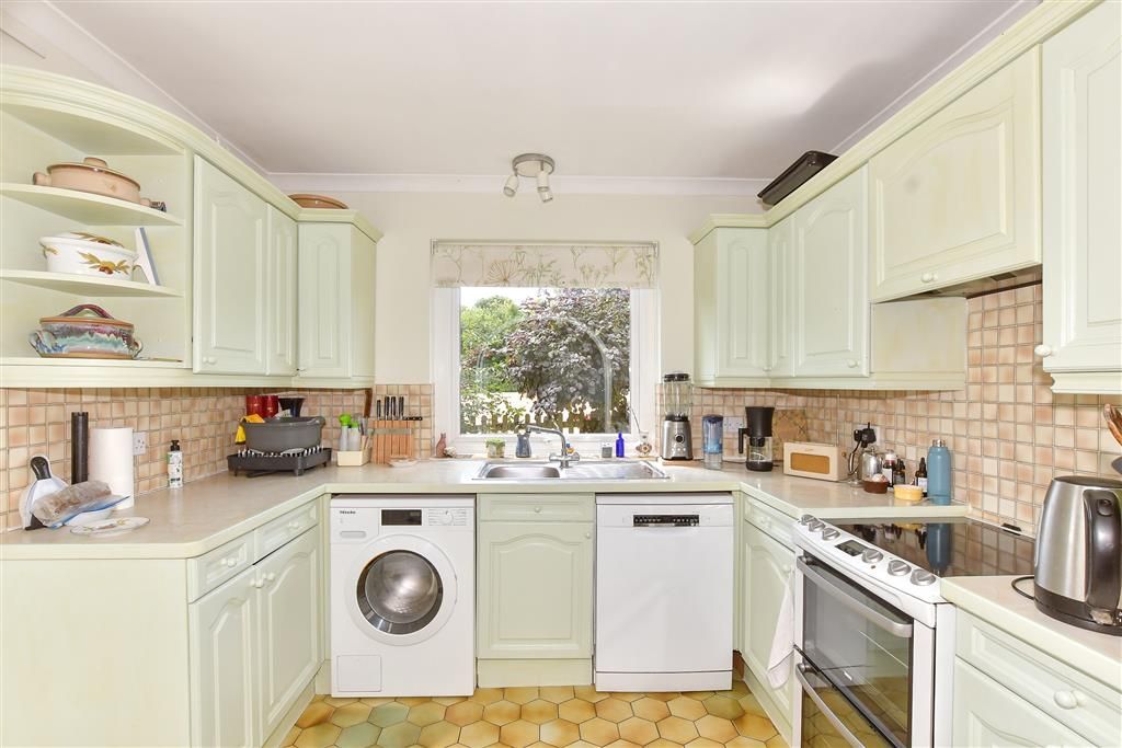 Property photo 3 of 10 Kitchen